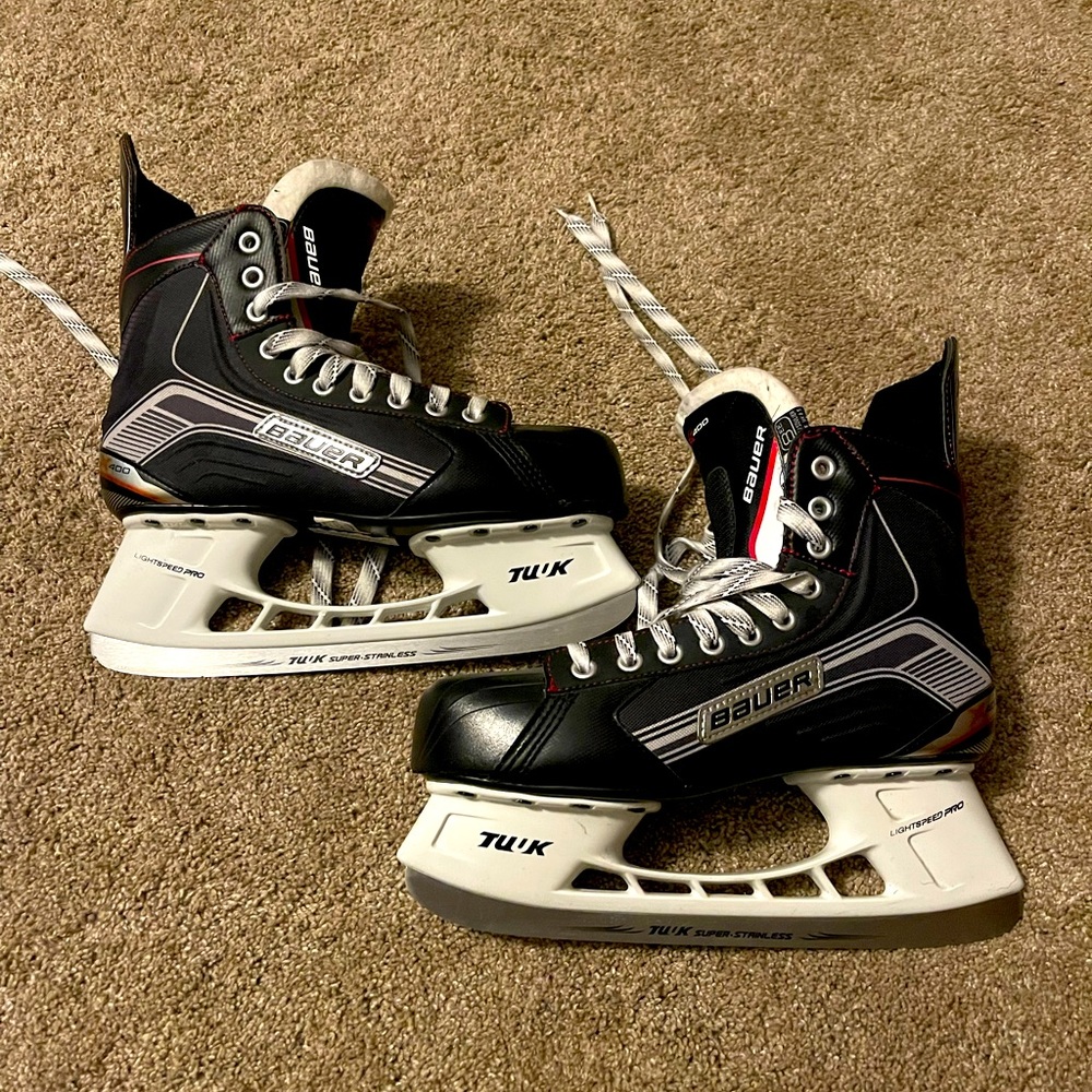 Men’s 9.5 Bauer x400 hockey skates with blade protectors.